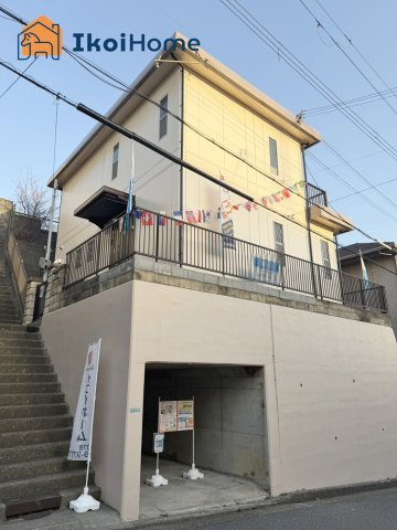 明石市北朝霧丘2丁目　中古戸建の外観|JR明石駅までバス便ですがバス停まで徒歩3分！バス停までは坂もなく楽ちん♪高台で近隣との距離あり！