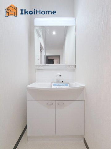 明石市北朝霧丘2丁目　中古戸建の洗面所|●年中無休：当日予約可●洗面台はリフォームで新調されております。収納が沢山ございます。