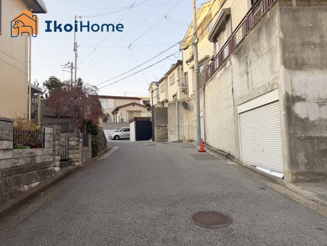 明石市北朝霧丘2丁目　中古戸建の前面道路含む現地写真|前面道路は西側幅員約6mで広々しております！交通量も少なく安心です！