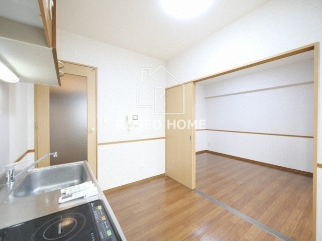 アーバンステージ安堂寺Iの居間・リビング|同マンション別部屋：参考写真