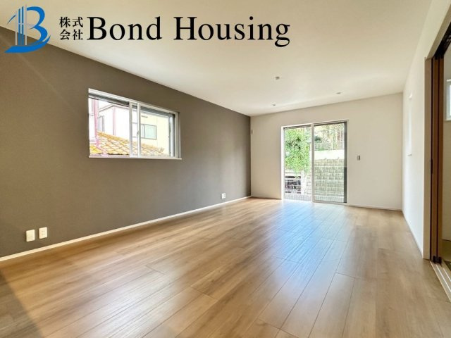 「お車3台駐車可」「敷地60坪以上」秋葉台2期 1棟の居間・リビング