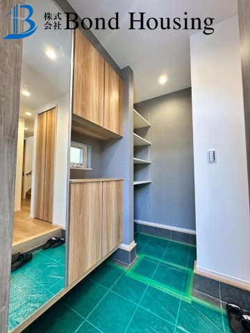 「お車3台駐車可」「敷地60坪以上」秋葉台2期 1棟の玄関