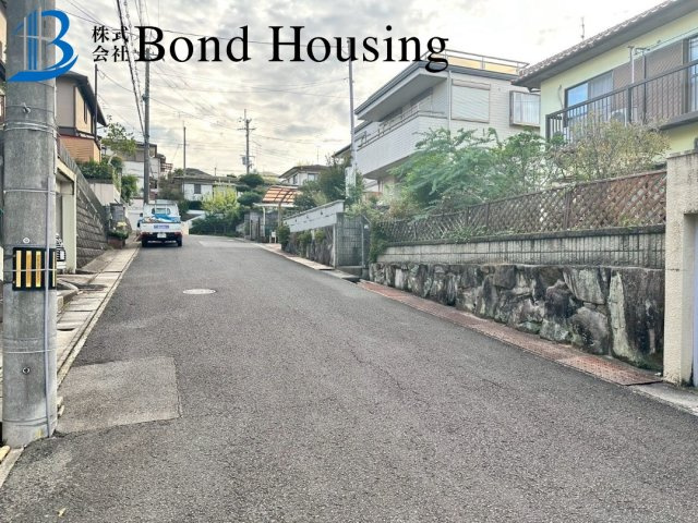 「お車3台駐車可」「敷地60坪以上」秋葉台2期 1棟の前面道路含む現地写真