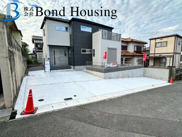 「お車3台駐車可」「敷地60坪以上」秋葉台2期 1棟の駐車場