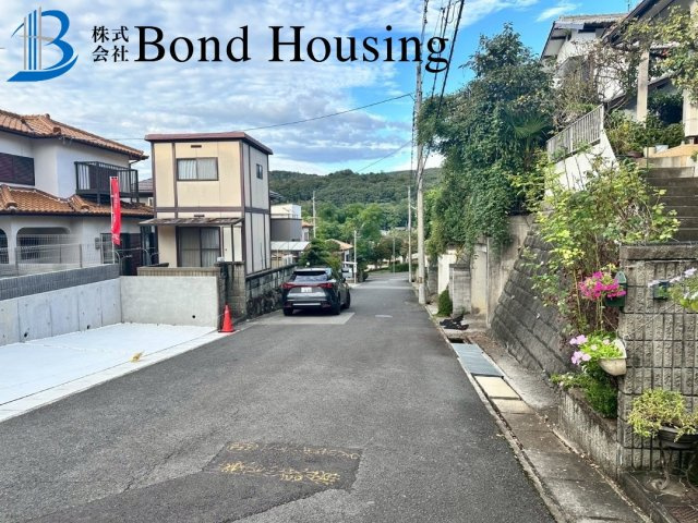 「お車3台駐車可」「敷地60坪以上」秋葉台2期 1棟の前面道路含む現地写真