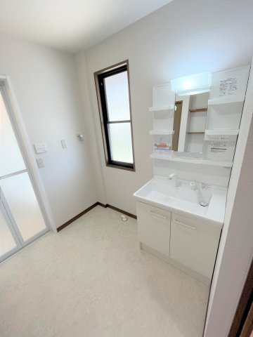 【洗面所】 | 仲介手数料無料！常盤小学校に通えるリフォーム済み中古住宅！宇部市西岐波 | シャンプードレッサーはシャワーヘッドが伸びるタイプ