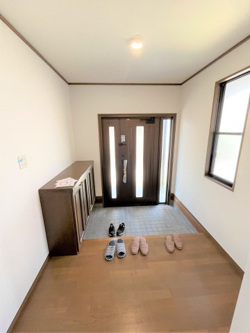 【玄関】 | 仲介手数料無料！常盤小学校に通えるリフォーム済み中古住宅！宇部市西岐波 | 玄関には大型の下駄箱も設置。ブーツも楽々入ります。