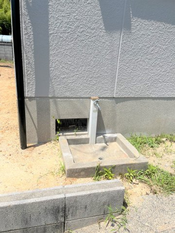 【駐車場】 | 仲介手数料無料！常盤小学校に通えるリフォーム済み中古住宅！宇部市西岐波 | 駐車場には散水栓も付いています