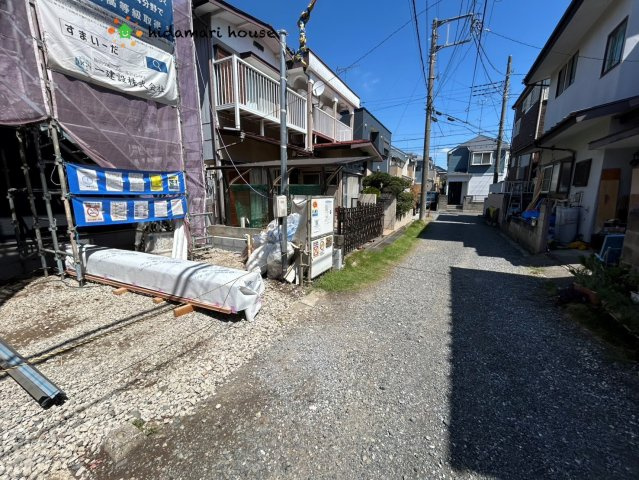 上尾市緑丘　新築戸建　リーブルガーデン01の前面道路含む現地写真