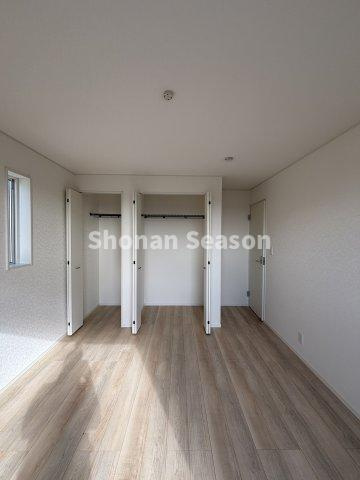 【洋室】 | 全室収納付きで、増えがちな学習用具・衣類や、季節家電なども、各部屋に収納でき便利ですよ。