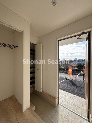 【玄関】 | 玄関すぐ近くのクローゼットは、上着などをさっと掛けられて便利ですね！