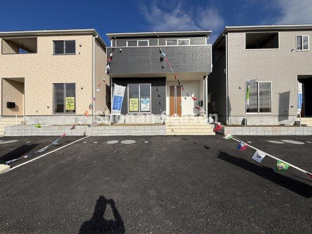 【外観】 | 広々したカースペースは、運転が苦手な方も安心です◎