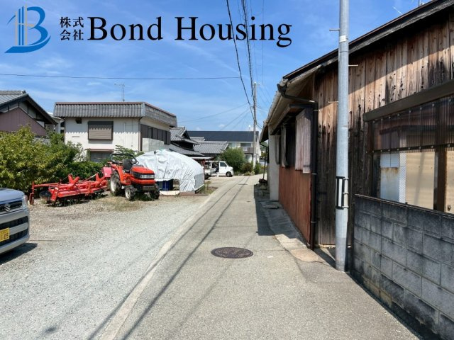 JR「魚住駅」徒歩15分・オール電化の中古戸建　長坂寺　築26年の前面道路含む現地写真