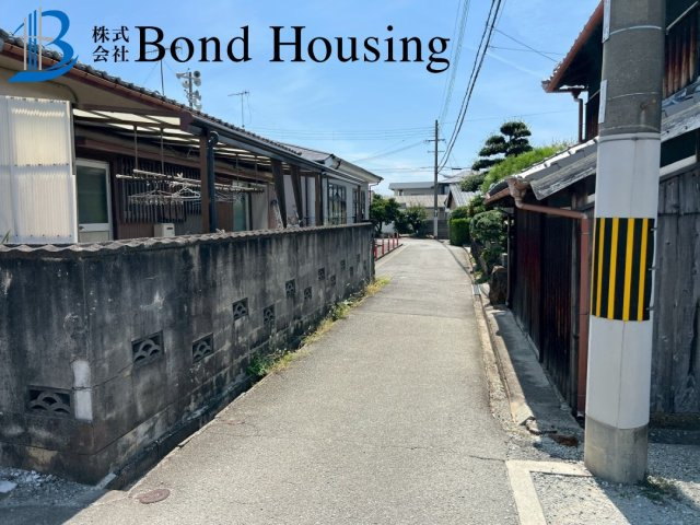 JR「魚住駅」徒歩15分・オール電化の中古戸建　長坂寺　築26年の前面道路含む現地写真