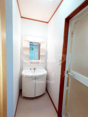 【独立洗面台】 | 石井邸 | 独立洗面台、小物を置くことができて便利です