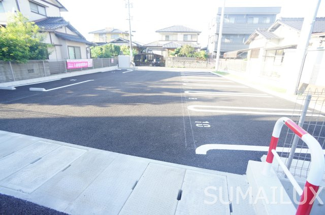 グランディール　ルリアンの駐車場