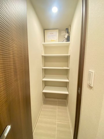 ザ・京都レジデンス四条河原町の玄関|現地12月撮影
玄関横のシューズインクローク