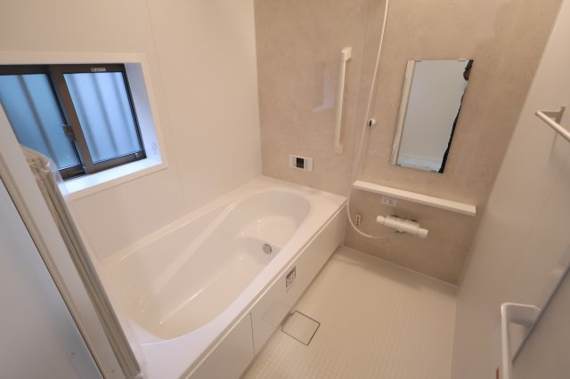 《仲介手数料無料》岩槻区西原2-60新築一戸建てハートフルタウンの浴室|撮影日 2025年10月31日 14:40 雨