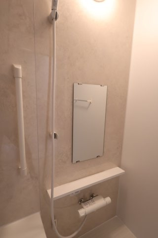 《仲介手数料無料》岩槻区西原2-60(A号棟第1)新築一戸建てハートフルタウンの浴室|撮影日 2025年10月31日 14:40 雨