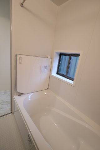 《仲介手数料無料》岩槻区西原2-60(A号棟第1)新築一戸建てハートフルタウンの浴室|撮影日 2025年10月31日 14:40 雨