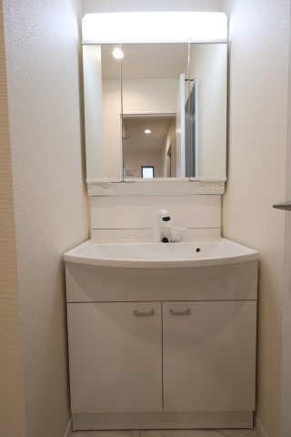 《仲介手数料無料》岩槻区西原2-60(A号棟第1)新築一戸建てハートフルタウンの独立洗面台|撮影日 2025年10月31日 14:40 雨