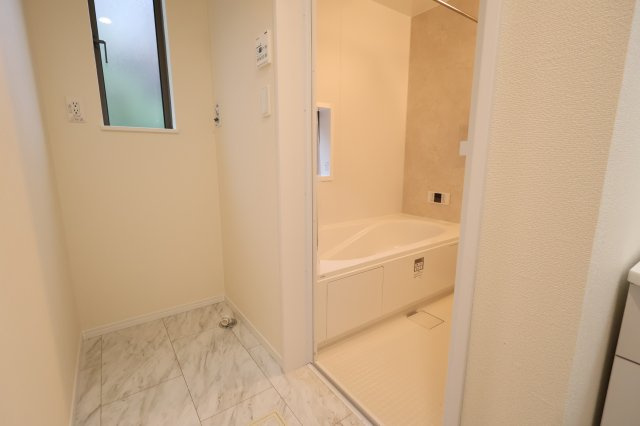 《仲介手数料無料》岩槻区西原2-60(A号棟第1)新築一戸建てハートフルタウンのランドリースペース|撮影日 2025年10月31日 14:40 雨