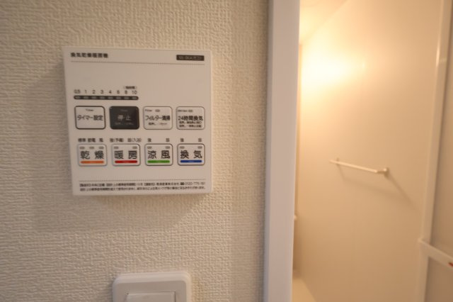 《仲介手数料無料》岩槻区西原2-60(A号棟第1)新築一戸建てハートフルタウンの浴室|撮影日 2025年10月31日 14:40 雨