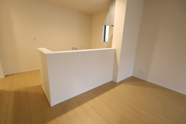 《仲介手数料無料》岩槻区西原2-60(A号棟第1)新築一戸建てハートフルタウンのキッチン|撮影日 2025年10月31日 14:40 雨