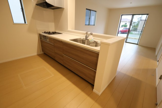 《仲介手数料無料》岩槻区西原2-60(A号棟第1)新築一戸建てハートフルタウンのキッチン|撮影日 2025年10月31日 14:40 雨