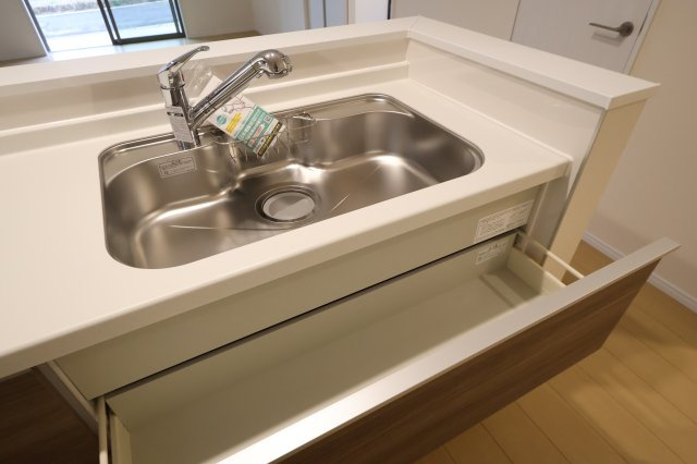 《仲介手数料無料》岩槻区西原2-60新築一戸建てハートフルタウンのキッチン|撮影日 2025年10月31日 14:40 雨