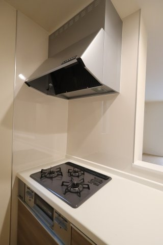 《仲介手数料無料》岩槻区西原2-60(A号棟第1)新築一戸建てハートフルタウンのキッチン|撮影日 2025年10月31日 14:40 雨