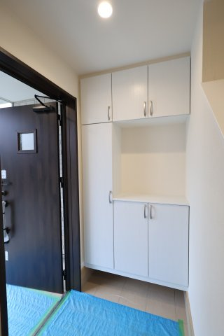 《仲介手数料無料》岩槻区西原2-60新築一戸建てハートフルタウンの玄関|撮影日 2025年10月31日 14:40 雨