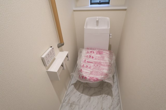 《仲介手数料無料》岩槻区西原2-60(A号棟第1)新築一戸建てハートフルタウンのトイレ|撮影日 2025年10月31日 14:40 雨
