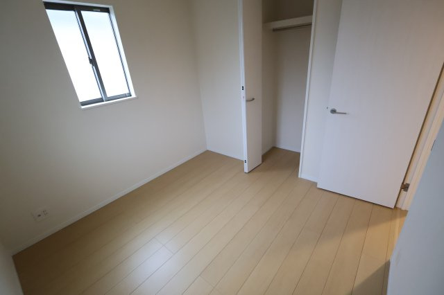 《仲介手数料無料》岩槻区西原2-60新築一戸建てハートフルタウンの洋室|撮影日 2025年10月31日 14:40 雨