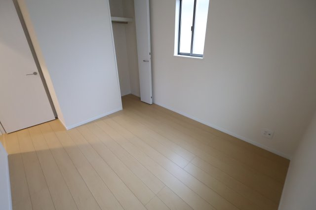 《仲介手数料無料》岩槻区西原2-60(A号棟第1)新築一戸建てハートフルタウンの洋室|撮影日 2025年10月31日 14:40 雨