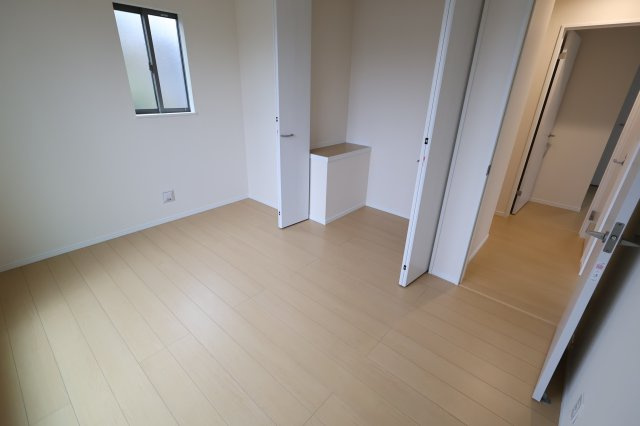 《仲介手数料無料》岩槻区西原2-60新築一戸建てハートフルタウンの洋室|撮影日 2025年10月31日 14:40 雨