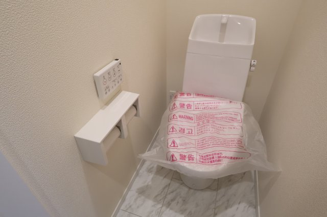 《仲介手数料無料》岩槻区西原2-60(A号棟第1)新築一戸建てハートフルタウンのトイレ|撮影日 2025年10月31日 14:40 雨