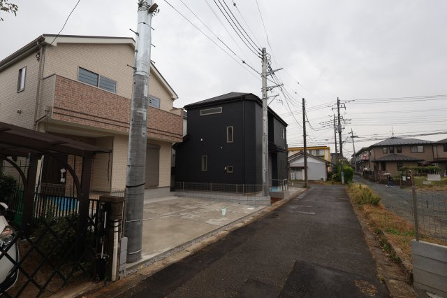 《仲介手数料無料》岩槻区西原2-60新築一戸建てハートフルタウンの外観|撮影日 2025年10月31日 14:40 雨