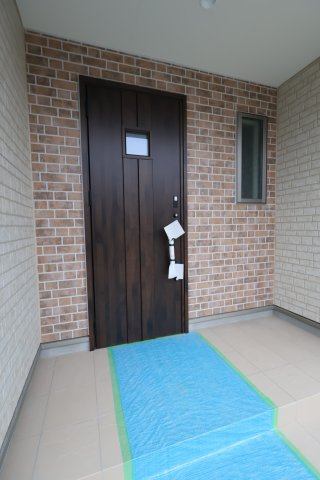 《仲介手数料無料》岩槻区西原2-60新築一戸建てハートフルタウンの玄関|撮影日 2025年10月31日 14:40 雨