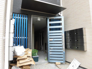 【エントランス】 | 外観にマッチしたエントランスです