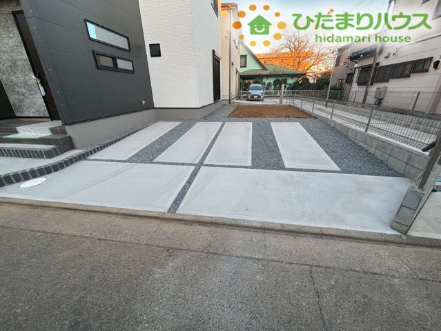東松山市本町　第4期　新築一戸建て　ワイウッドコート　01の前面道路含む現地写真
