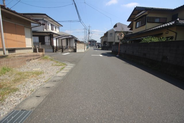 小山市土塔の前面道路含む現地写真|南側道路（2025年9月撮影）