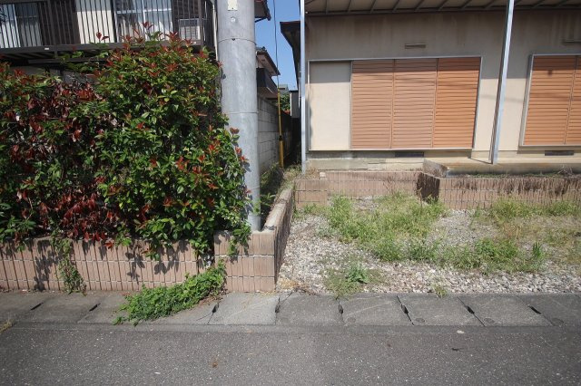 小山市土塔の外観|西側との境界部分（2025年9月撮影）