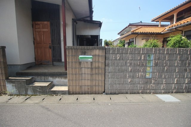 小山市土塔の外観|北側との境界部分（2025年9月撮影）