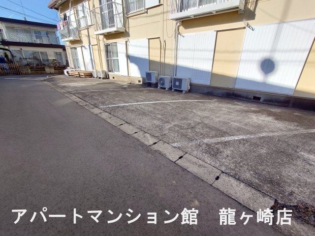 M-Flat(エムフラット）の駐車場