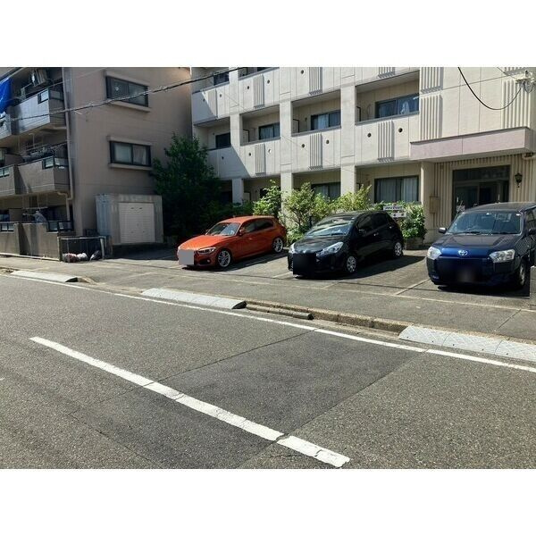 アルファコート名南の駐車場