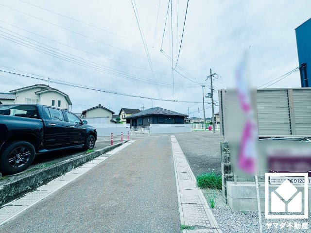 草津市橋岡町　3期　1号棟の前面道路含む現地写真