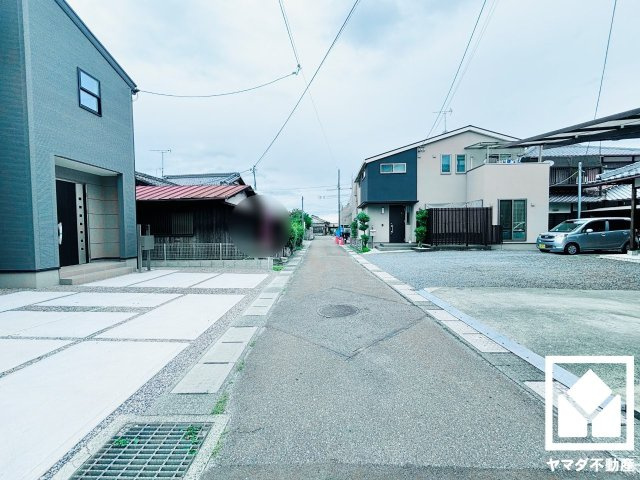 草津市橋岡町　3期　1号棟の前面道路含む現地写真