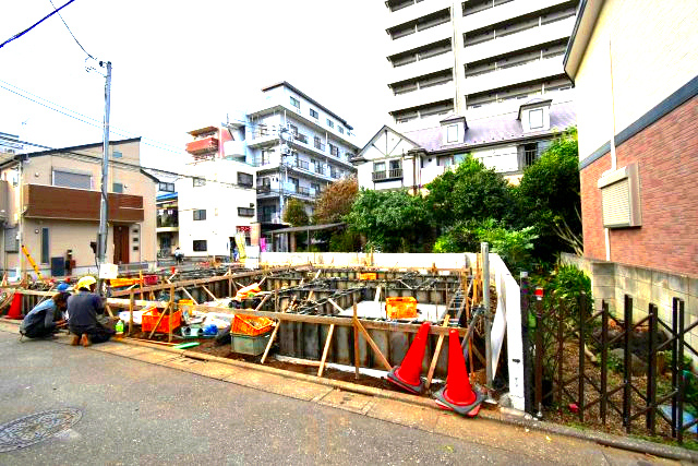 桜川2丁目・新築戸建て・B号棟の前面道路含む現地写真|北側は隣家のお庭で借景、東側も隣地通路となっており、三方向角地風！
