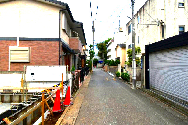 桜川2丁目・新築戸建て・B号棟の前面道路含む現地写真|前面道路は広いですがお車の通りは比較的少ないので、ゆっくりと駐車できます。